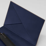 355909_TREU_Notizbuch_M_medium_dolphin_Falttasche_Detail_06_2500x2500