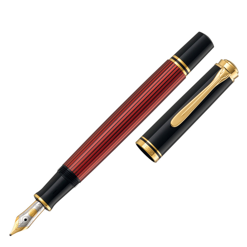 925131_PELK_Souveraen_M400_Schwarz_Rot_FH_diagonal_Kappe_rechts_02_1500x1500