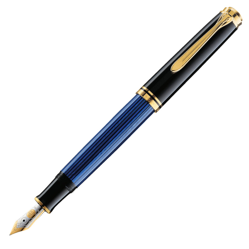 985887_PELK_Souveraen_M400_FH_Schwarz_Blau_diagonal_VS01_Kappe_hinten_1500x1500